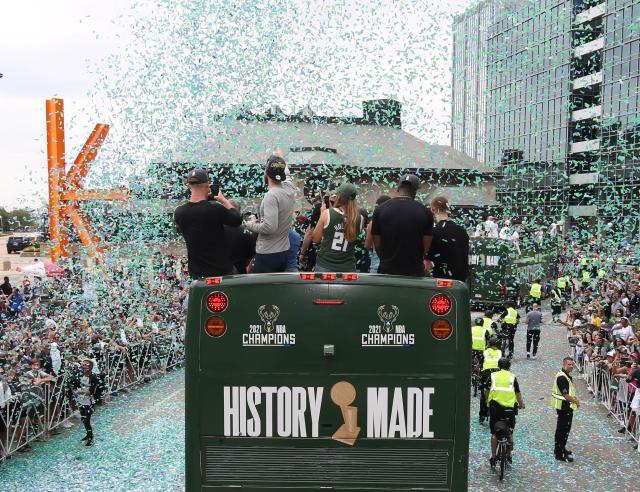 乐鱼电脑版官网-等待了半世纪的狂欢！密尔沃基万人空巷庆雄鹿登顶