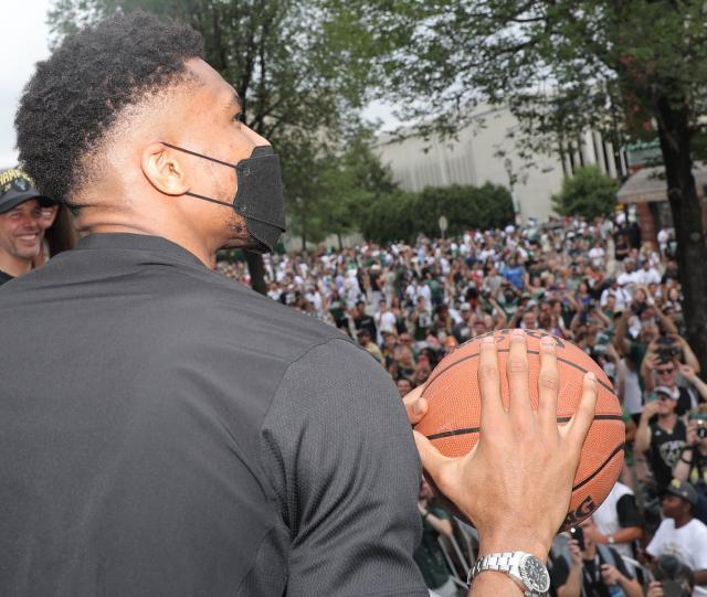 乐鱼电脑版官网-等待了半世纪的狂欢！密尔沃基万人空巷庆雄鹿登顶